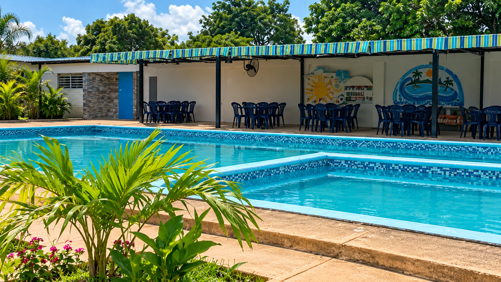 Piscina de El Patio y zona de mesas bajo el toldo